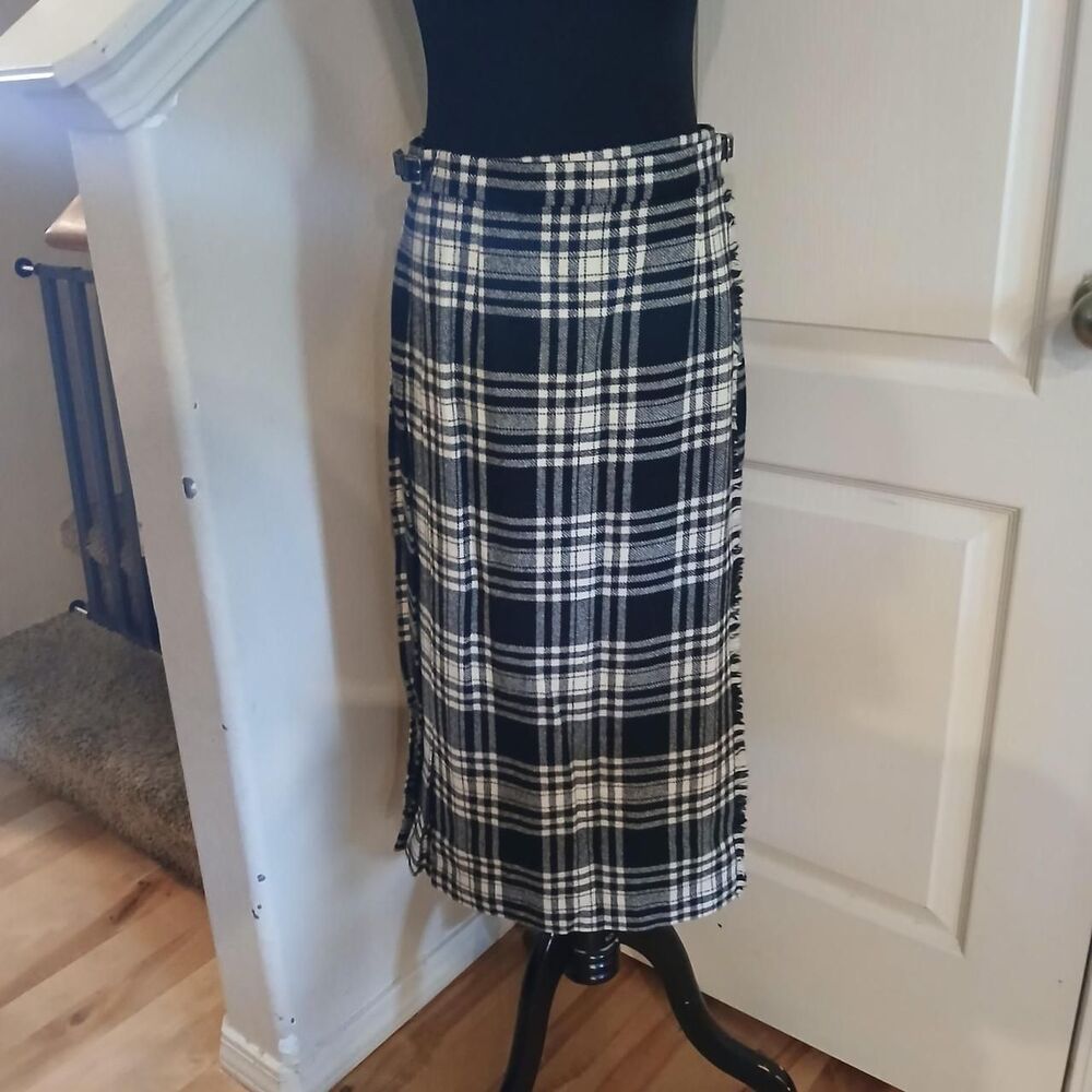 Vintage Clan Laird Scottish Black & White Plaid Tartan Pleated Buckle Kilt Skirt